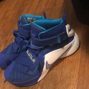 Basketball shoes